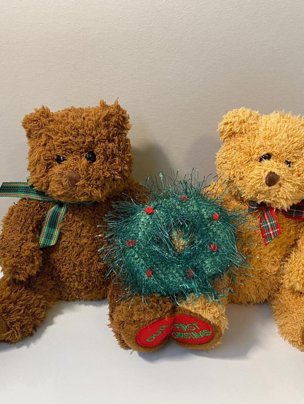 Ty Beanie Baby “Merry Kiss-mas” the Joined Bears Holding Wreath